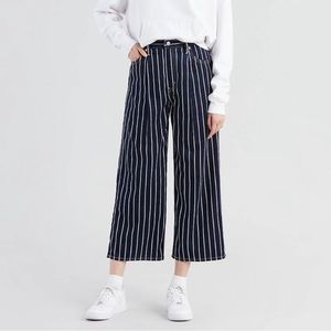 Levi’s Ribcage Pleated Cropped Jeans